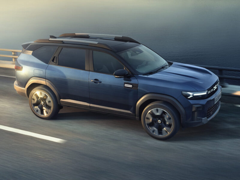 Dacia mullistaa nelivetomarkkinan uudella automaattivaihteisella voimalinjalla!